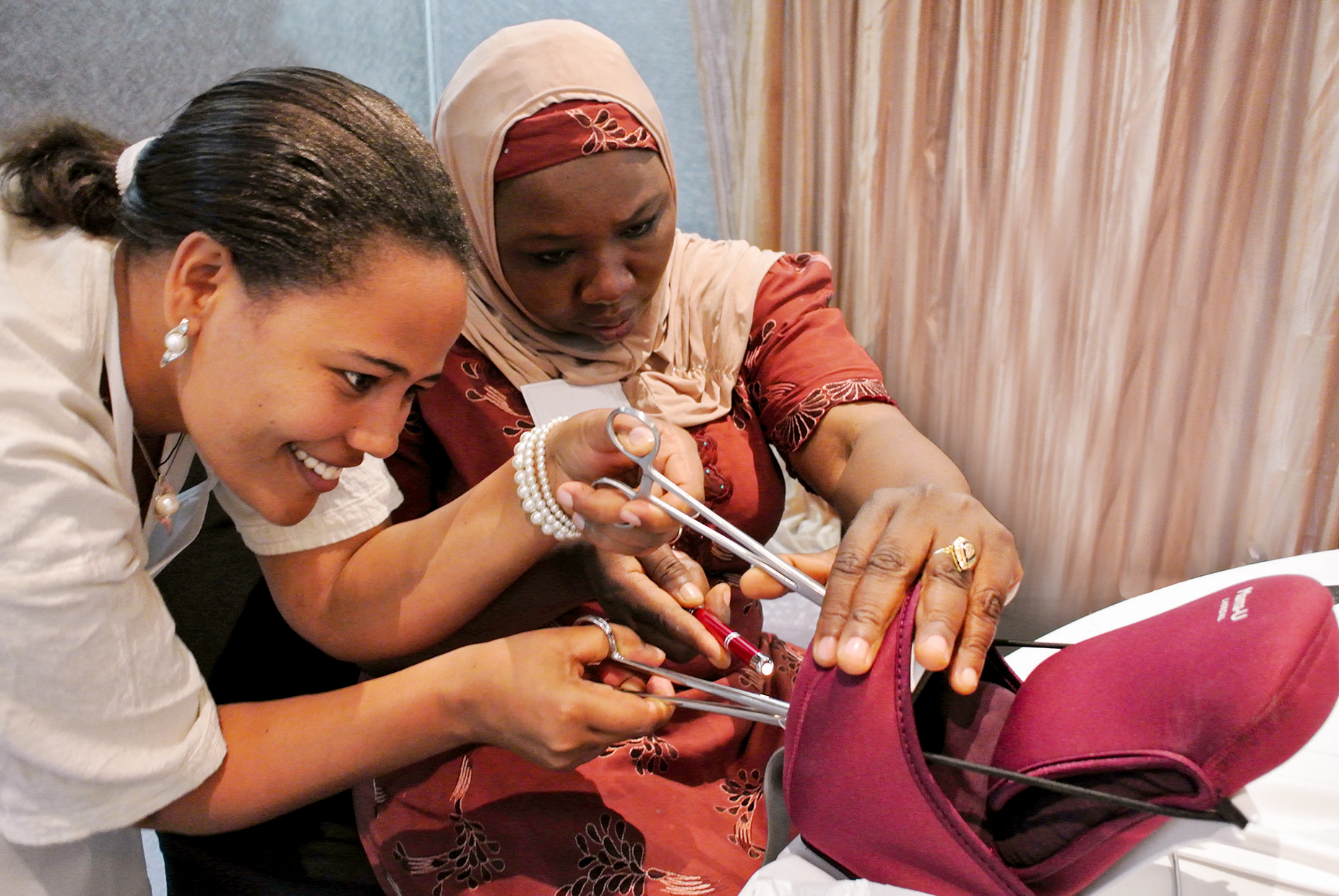 Two women training on a Mama-U