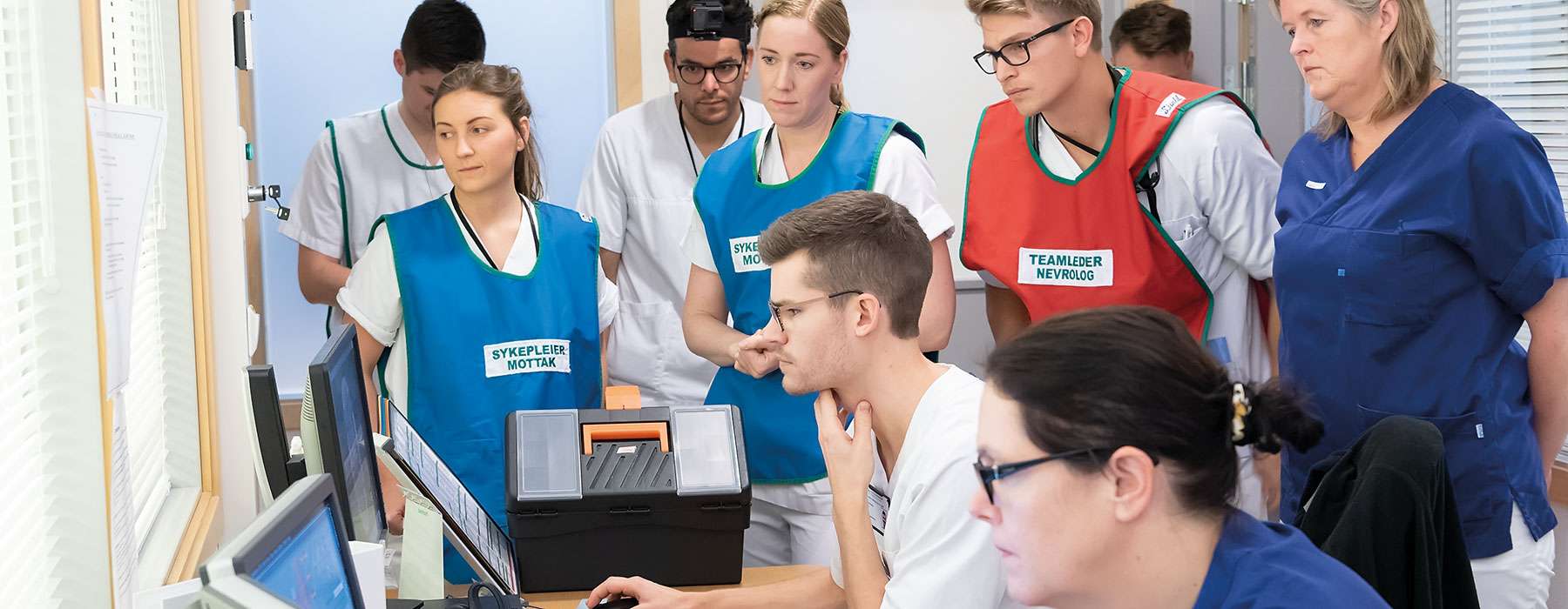 一组学生正在使用 SimCapture 进行汇报