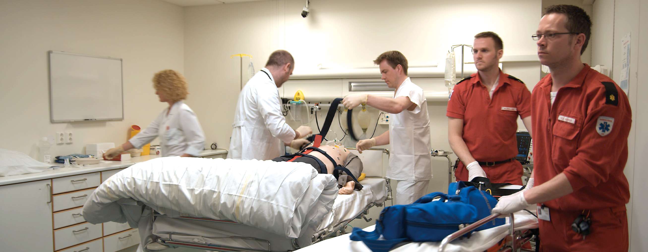 A team of nursing students practicing emergency trauma care using manikin