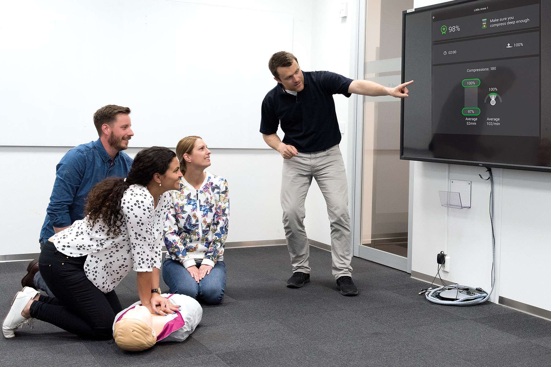 CPR-Training im Kursraum mit der Little Anne QCPR