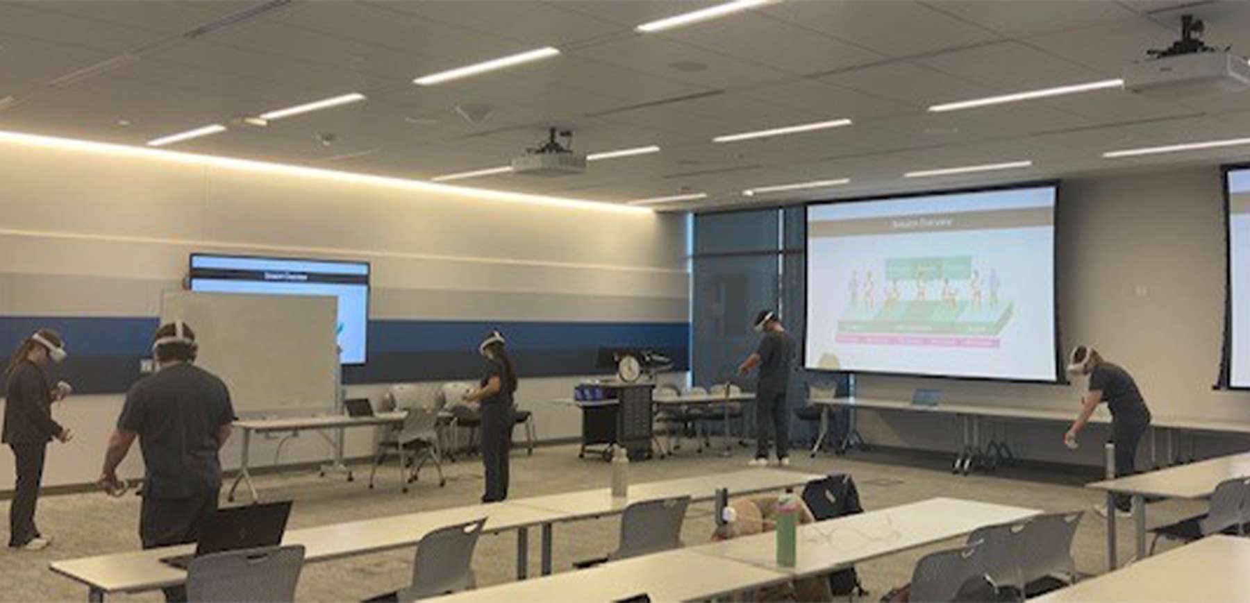 学生在教室中使用虚拟现实进行培训。