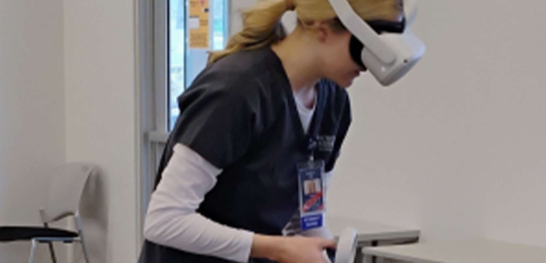 单个学生使用虚拟现实进行训练。