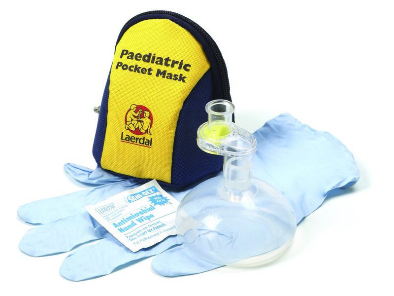 Laerdal pediatrisch Pocket Mask in blauw-geel tasje met desinfectiedoekje